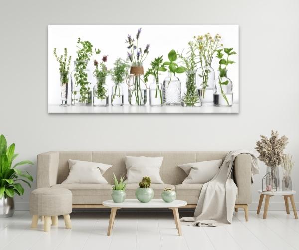 Wohnzimmer mit einem auffälligen Glasbild von glasposter.com über dem Sofa hängend.