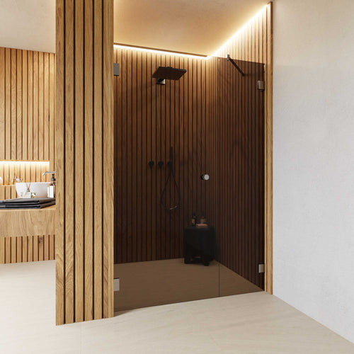 Glasdusche mit Festteil getönt in einem Bad mit Holzpaneelen