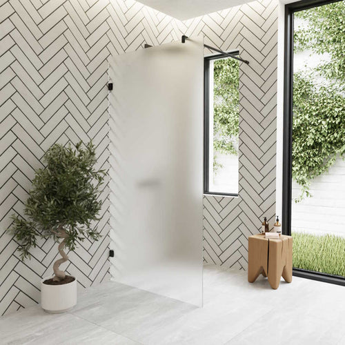 Walk-in Glasdusche mit ebenerdigem Einstieg und Milchglas