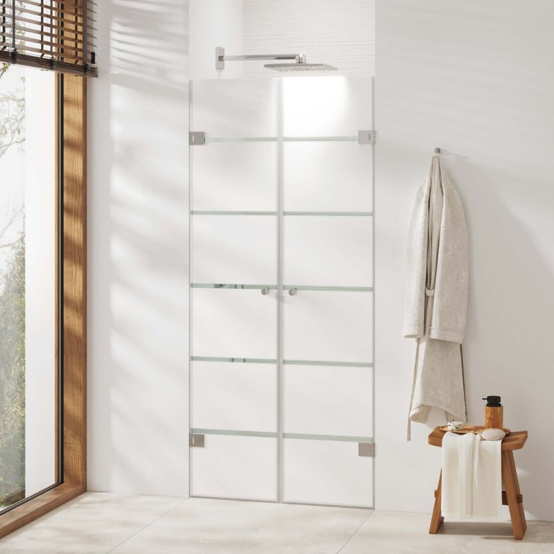 Zweiflügelige Duschtür in Streifenoptik mit Milchglas