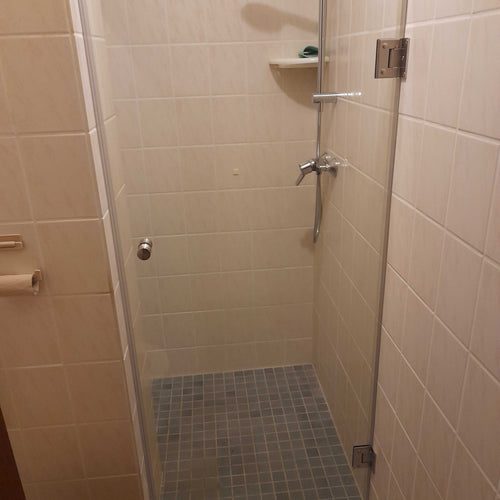 Einflügelige Duschtüren aus Klarglas