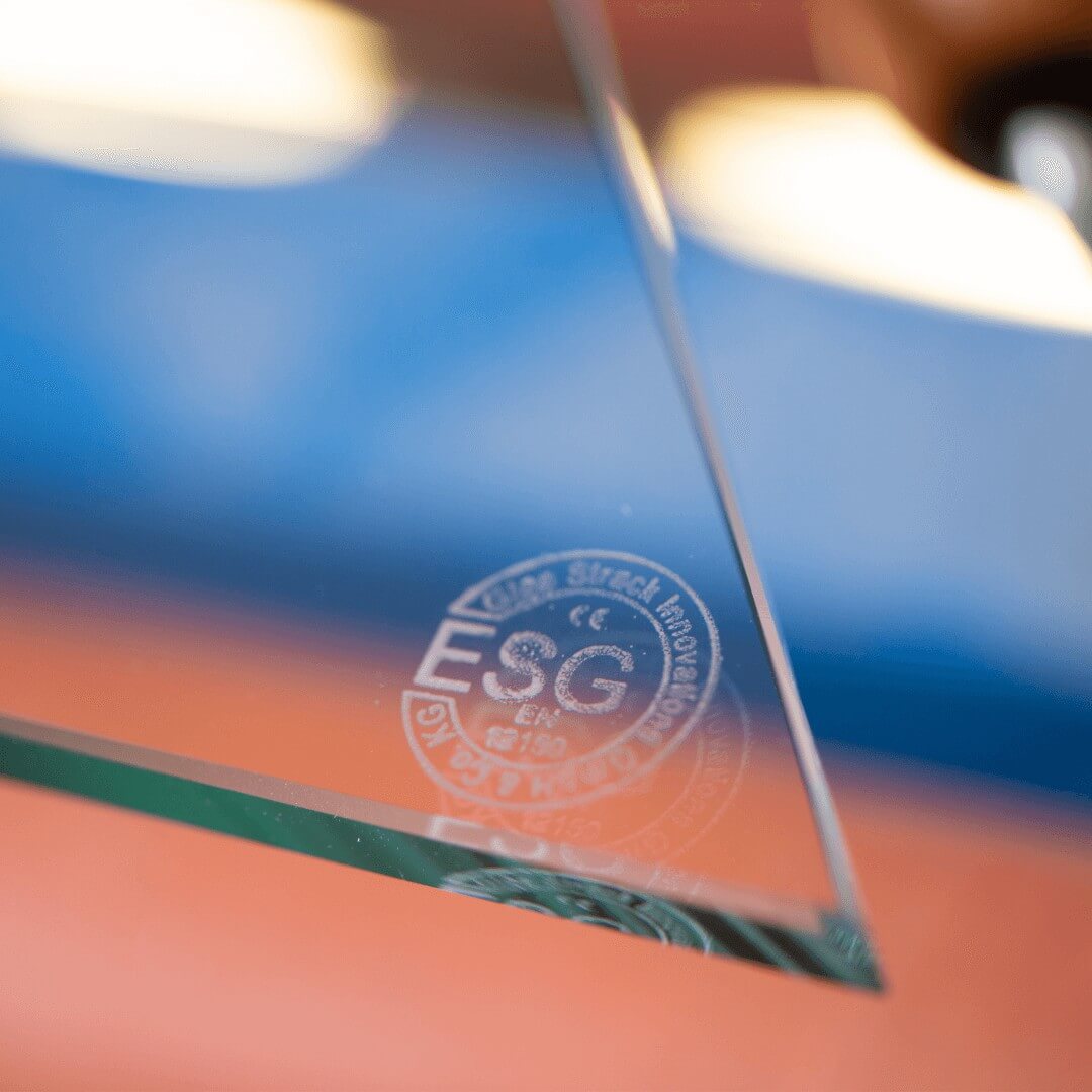 ESG Stempel von Glas Strack an der Ecke einer Glasscheibe