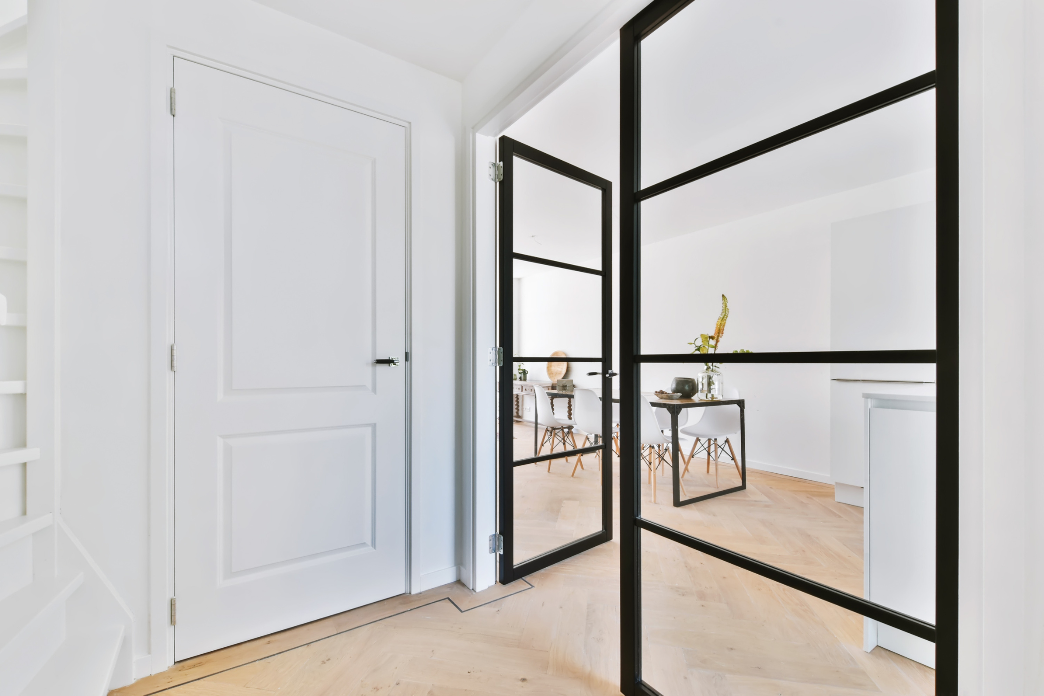 Wohnung mit großer transparenter Glastür
