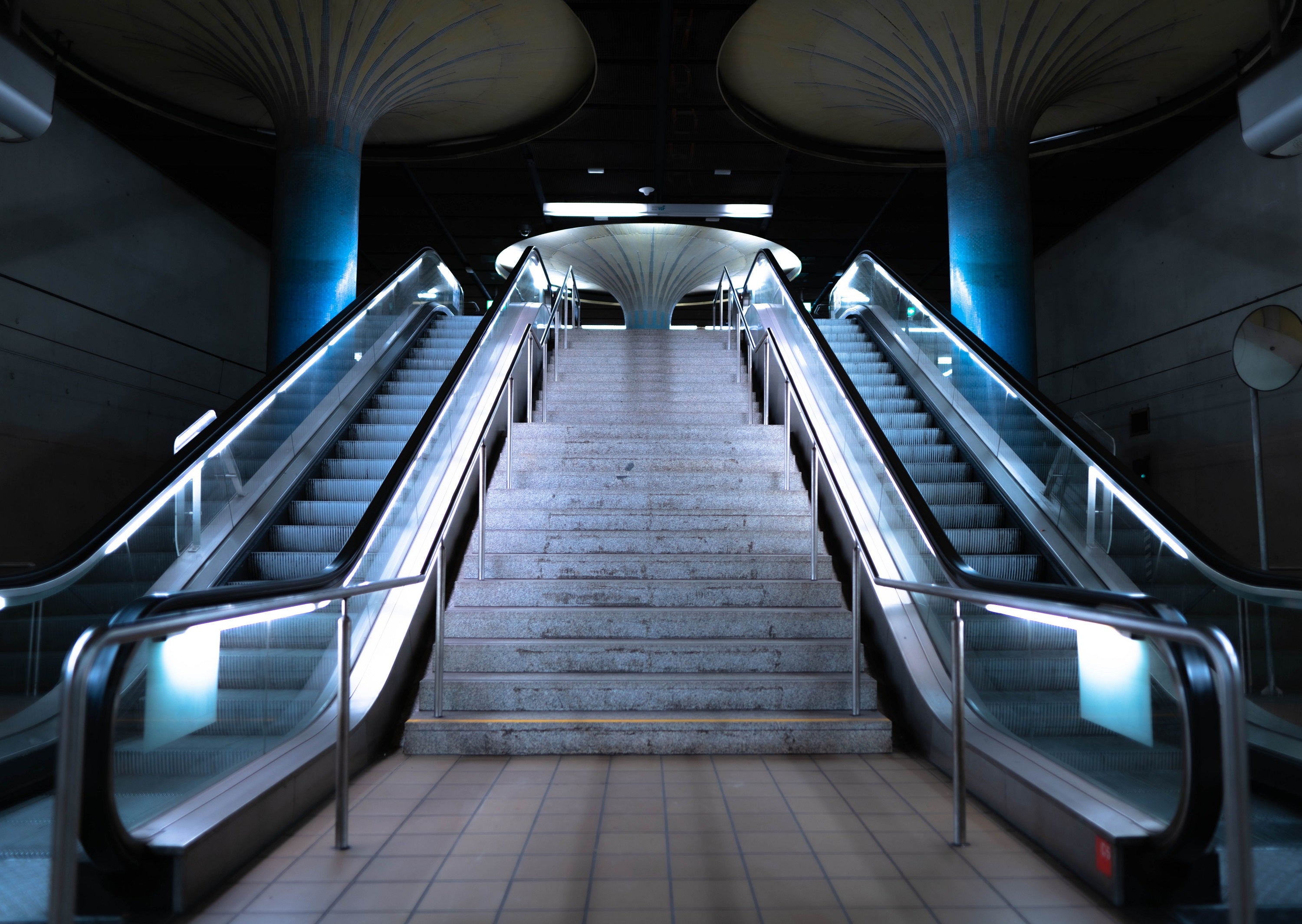 Rolltreppe mit Glasgeländer