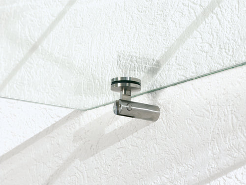 Vordach mit Zugstangen aus Milchglas